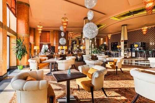 赫瓦洛沃埃斯萨凡纳酒店的大厅,设有沙发和桌子