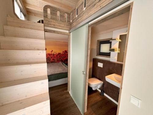 弗里茨拉尔Tiny Haus Park Fritzlar的一间带卫生间和水槽的小浴室