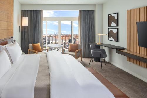 弗赖拉辛The Westin Dallas Stonebriar Golf Resort & Spa的酒店客房设有一张大床和一张书桌。