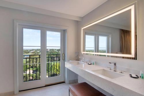 弗赖拉辛The Westin Dallas Stonebriar Golf Resort & Spa的一间带两个盥洗盆和大镜子的浴室