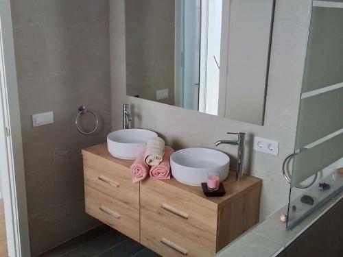 TuinejeLa Catumbela的浴室设有2个水槽和镜子