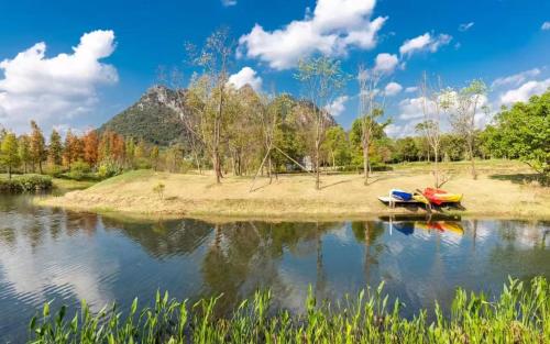 桂林Guilin Bonjour Boutique Hotel的两艘船坐在湖岸边