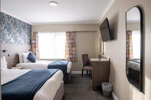 贝尔法斯特巴尔莫劳尔酒店，贝尔法斯特的酒店客房设有两张床和电视。