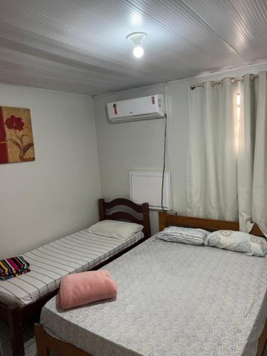 马塞约Pousada Água Viva的小型客房配有两张床,
