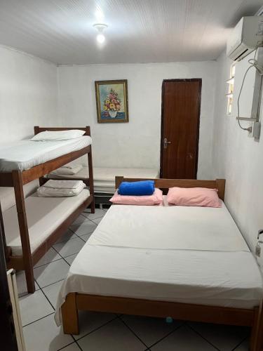 马塞约Pousada Água Viva的带两张双层床和一扇门的房间