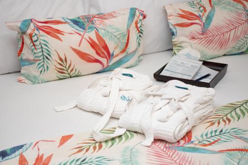 卡塔赫纳卡皮拉德尔玛尔酒店的床上的毛巾和枕头