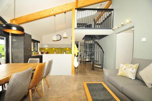 马奇温洛克Westwood Lodge的客厅和带沙发及桌子的用餐室