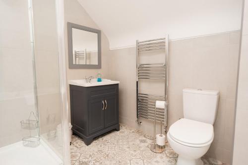 塔文Newly renovated 3 bed Tarvin home -sleeps up to 11的浴室配有卫生间、盥洗盆和淋浴。