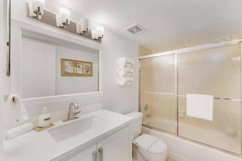 基拉戈Overlooking Marina/Ocean view & FREE GOLF CART的白色的浴室设有水槽和淋浴。