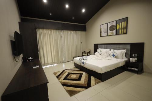 KevadiaVindhyachal Resort的一间卧室配有一张床和一台电视