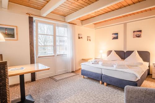 佩尔沃姆Haus Möwe的一间卧室配有一张床、一张书桌和一个窗户。