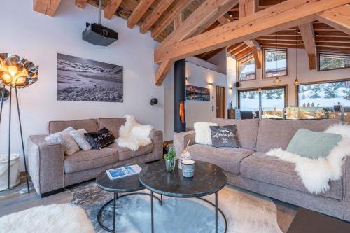 夏蒙尼-勃朗峰Chalet Seven Summits - Pool - Sauna - Jacuzzi的客厅配有两张沙发和一张桌子