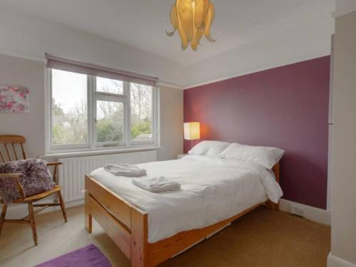 奇德尔Pass the Keys Large Family Home的一间卧室设有一张大床和紫色的墙壁