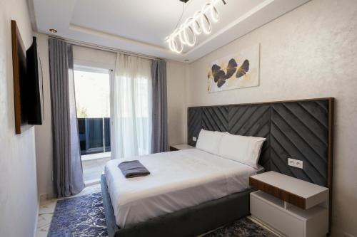 丹吉尔IMMOKA的一间卧室设有一张大床和一个窗户。