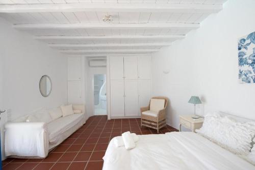 法蒂亚Mykonian Private 2 Bd Villa with Private Pool的一间卧室配有一张床、一张沙发和一把椅子
