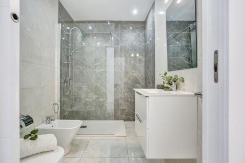 阿德耶Luxury Romantic Ocean View的带淋浴和盥洗盆的白色浴室