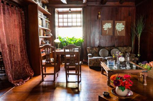 拉拉古纳艾索梅达德伽托酒店的客厅配有桌椅和沙发