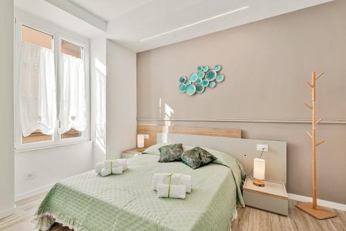 斯培西亚5Terre dei Poeti Plus的一间卧室配有带两个枕头的绿色床