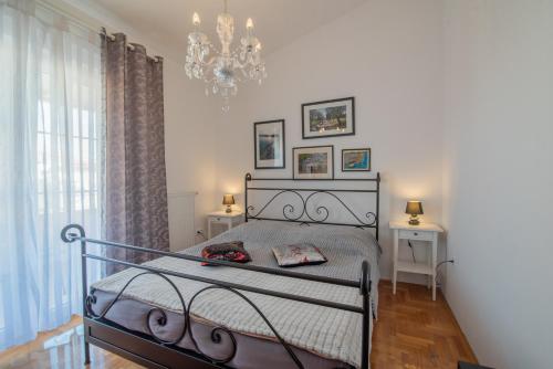 法扎纳Hotel Villa Vera 2的一间卧室配有一张床和一个吊灯