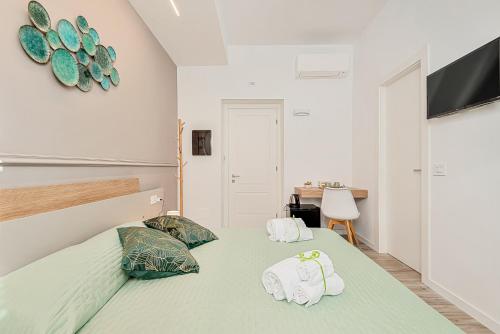 斯培西亚5Terre dei Poeti Plus的一间卧室配有一张床,上面有两条毛巾