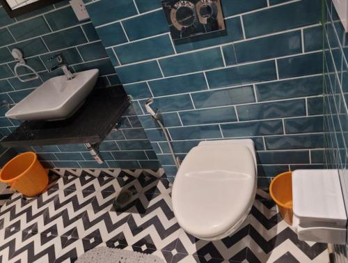 诺伊达HOTEL GLOBAL CORPORATE NOIDA的一间带卫生间和水槽的浴室