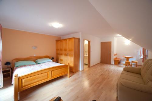 索尔察瓦Prenočišča Valentina的一间卧室配有一张床和一张沙发