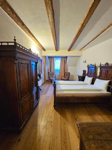 锡吉什瓦拉The Throne - M Museum Hotel的一间大卧室,配有两张床和梳妆台