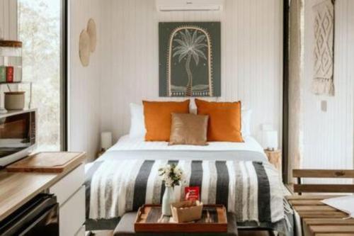 肯普西Rosemont的一间卧室配有一张床和一张鲜花桌子