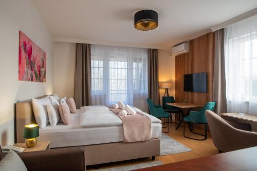 萨尔瓦尔Holdvirág Hotel的一间卧室设有一张床和一间客厅。