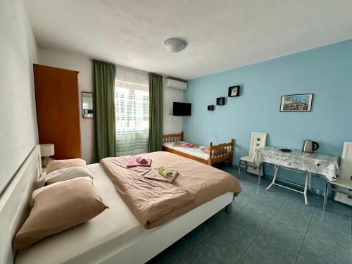 蒂瓦特Maki Apartments - Plavi Horizonti Beach的一间卧室配有一张大床和一张书桌