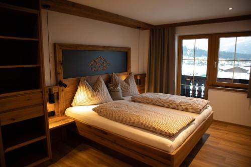 韦斯滕多夫索文德酒店的一间卧室设有一张大床和窗户