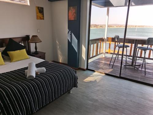 萨尔达尼亚霍德吉斯拜酒店的一间卧室设有一张床,享有海景