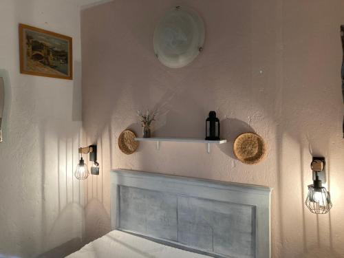 BorzonascaAgriturismo LA TAVERNA DEL NONNO的客厅设有壁炉和白色墙壁。