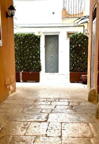 巴勒莫Merlino Smarthouse alla Zisa的绿色植物建筑的门