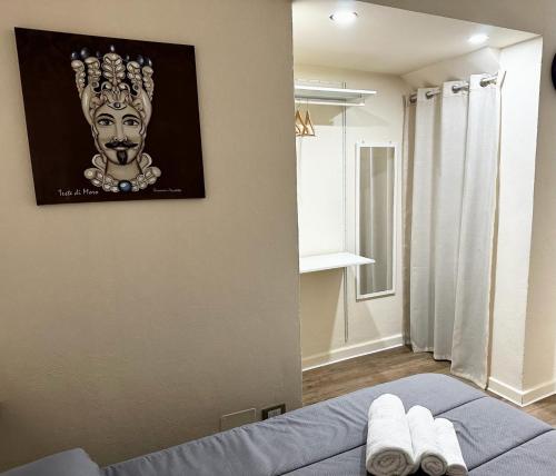 巴勒莫Merlino Smarthouse alla Zisa的一间墙上挂着照片的带床的房间