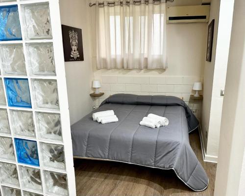 巴勒莫Merlino Smarthouse alla Zisa的一间卧室,配有一张床和一些塑料容器