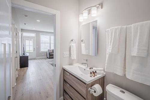 埃文斯维尔New Construction New Furnishings Luxury Unit的白色的浴室设有水槽和卫生间。