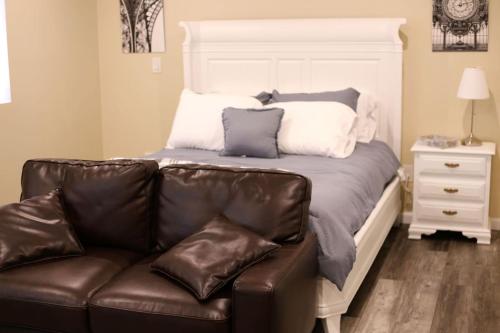 圣塔克拉瑞塔Enchanting suite nestled in quaint Santa Clarita的一张沙发,床上配有枕头