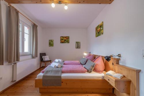 巴德艾森卡珀尔Arlitscherhof Ferienwohnungen und Chalets的一间卧室配有一张带红色和蓝色枕头的床