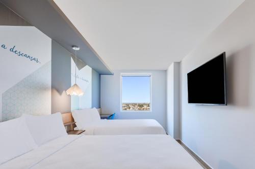 阿卡普尔科阿卡普尔科海岸酒店的酒店客房设有两张床和一台平面电视。