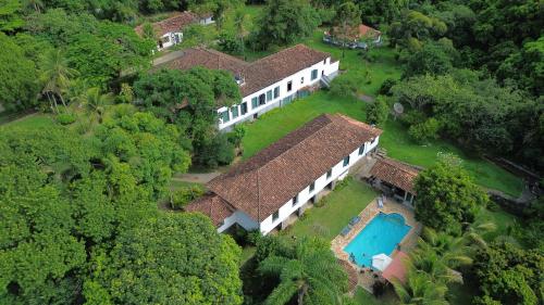 巴纳纳尔Fazenda Dos Coqueiros-Bananal-SP的享有带游泳池的房屋的空中景致