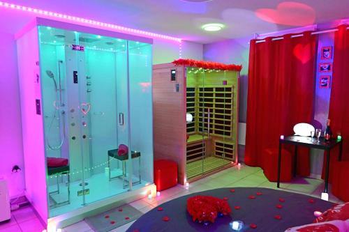 比斯卡罗斯Love Room à deux pas de l'Océan avec Hammam, Sauna et Bain à 2 :-)的带淋浴的浴室,配有粉红色和紫色的墙壁