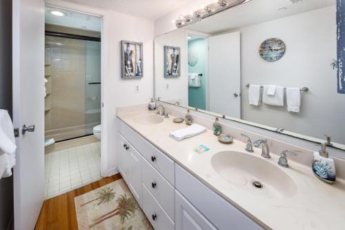 沃尔顿堡滩Nautilus 1402 - Gulf Front 1 Bedroom - 4th Floor的一间带两个盥洗盆和大镜子的浴室