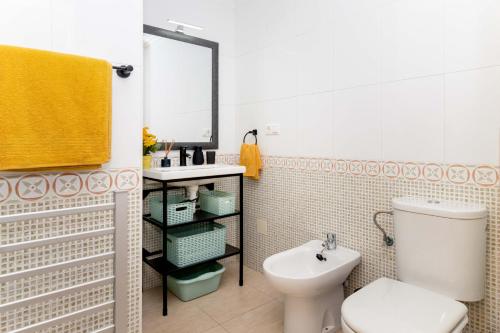 托雷维耶哈RELAX的浴室配有白色卫生间和盥洗盆。
