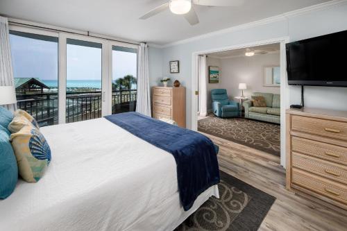 沃尔顿堡滩Nautilus 2308 Gulf View 2 Bedroom 3rd Floor Free Beach Service的一间带大床的卧室和一个阳台