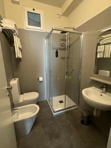 米兰22马索酒店的带淋浴、卫生间和盥洗盆的浴室