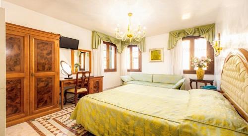 威尼斯安提卡卡萨卡雷托尼酒店的一间卧室配有一张床和一张书桌