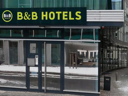 柏林B&B HOTEL Berlin-Mitte的bb酒店在大楼前的标志