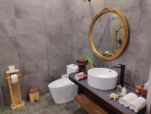 拉斯杜Private Villa by Rashuthere的一间带水槽和镜子的浴室