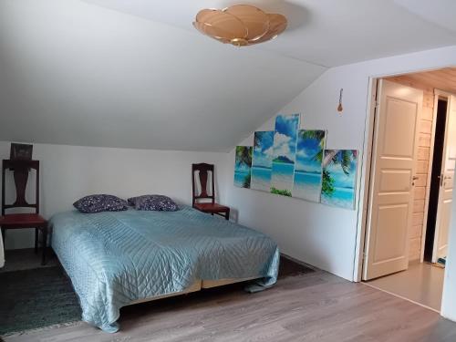 奥卢Kamchanod Resort Haukipudas Oulu的一间卧室设有一张床和天花板